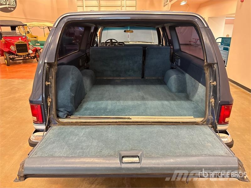 Chevrolet Suburban C10 2WD SUV Auto