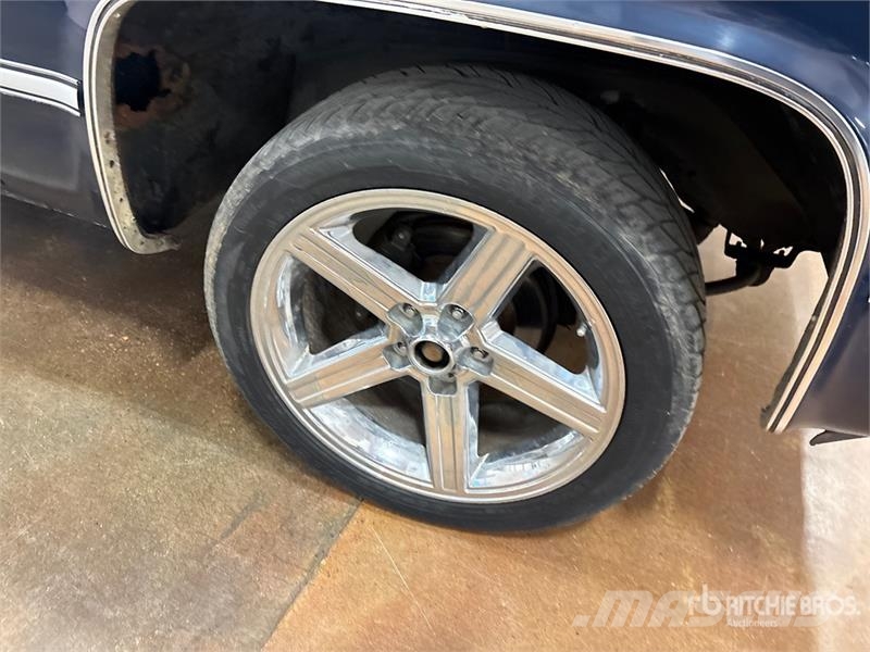 Chevrolet Suburban C10 2WD SUV Auto