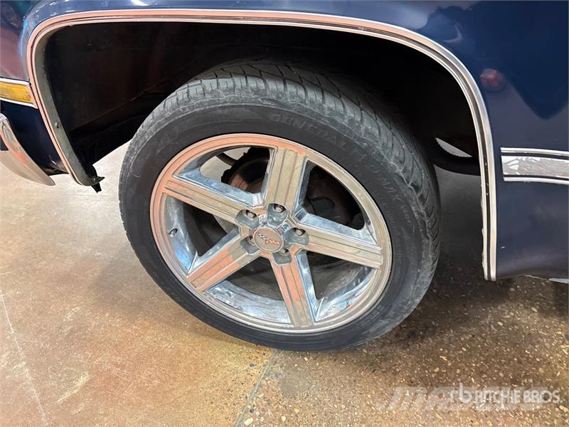 Chevrolet Suburban C10 2WD SUV Auto