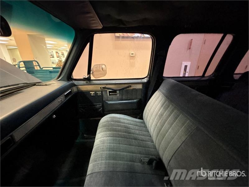 Chevrolet Suburban C10 2WD SUV Auto