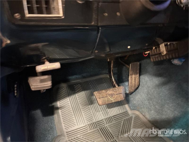 Chevrolet Suburban C10 2WD SUV Auto