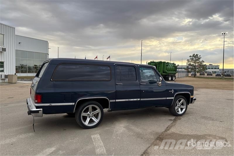 Chevrolet Suburban C10 2WD SUV Auto