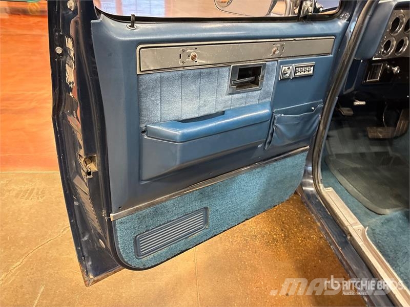 Chevrolet Suburban C10 2WD SUV Auto