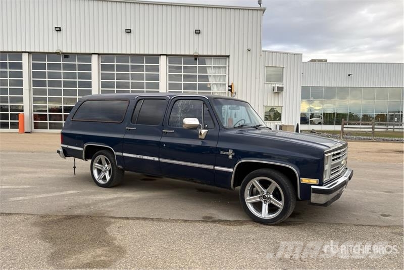 Chevrolet Suburban C10 2WD SUV Auto