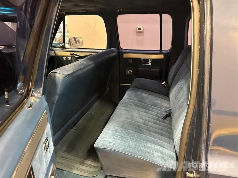 Chevrolet Suburban C10 2WD SUV Auto