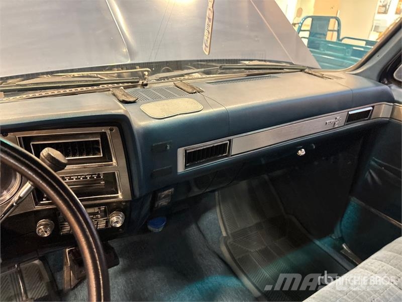 Chevrolet Suburban C10 2WD SUV Auto