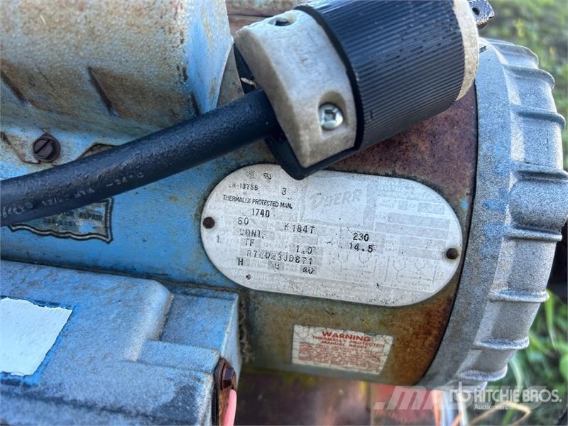 Chief Westland +/- 9200 bu 8 Ring Grain Bin وحدات / آلات معالجة المحاصيل وتخزينها - أخرى