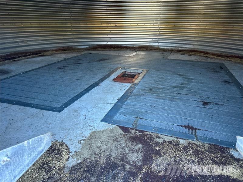 Chief Westland +/- 9200 bu 8 Ring Grain Bin وحدات / آلات معالجة المحاصيل وتخزينها - أخرى
