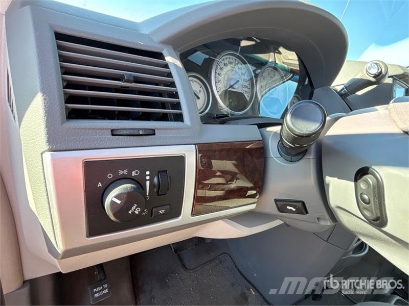 Chrysler Town & Country Touring Minivan Otomobiller