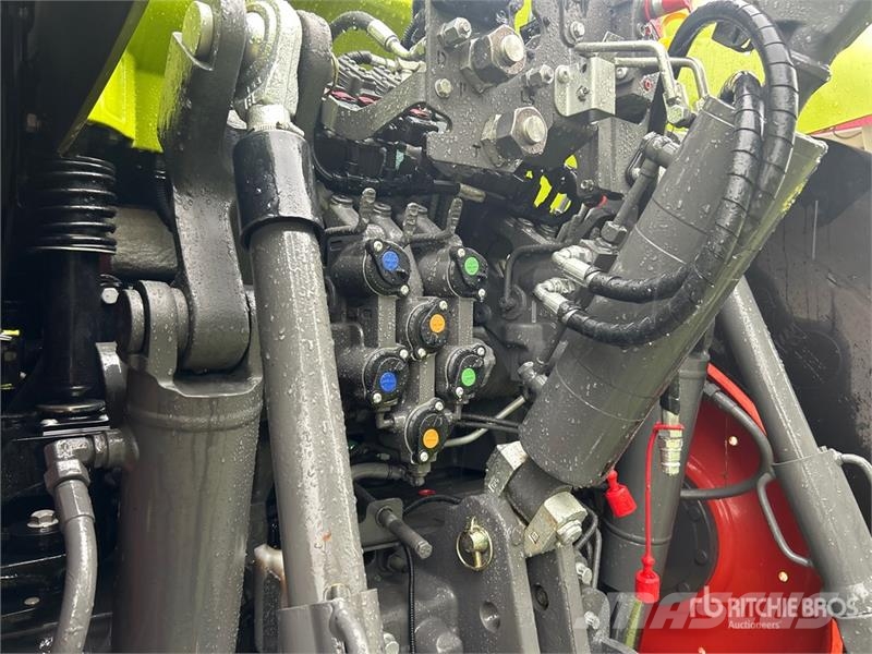 CLAAS Axion 880 4WD Tractor Tractors