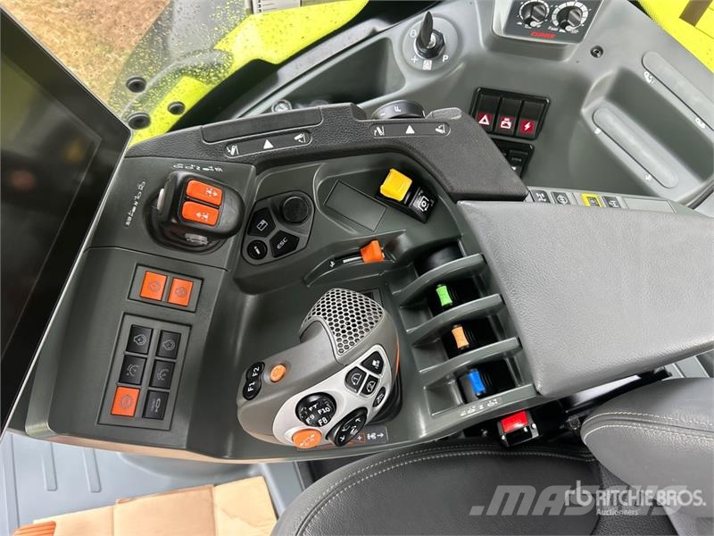 CLAAS Axion 880 4WD Tractor Tractors