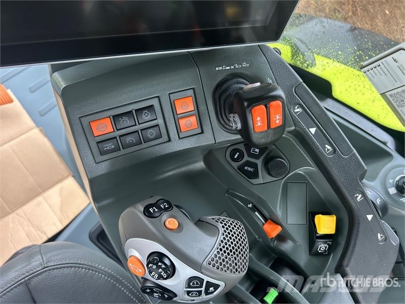 CLAAS Axion 880 4WD Tractor Tractors