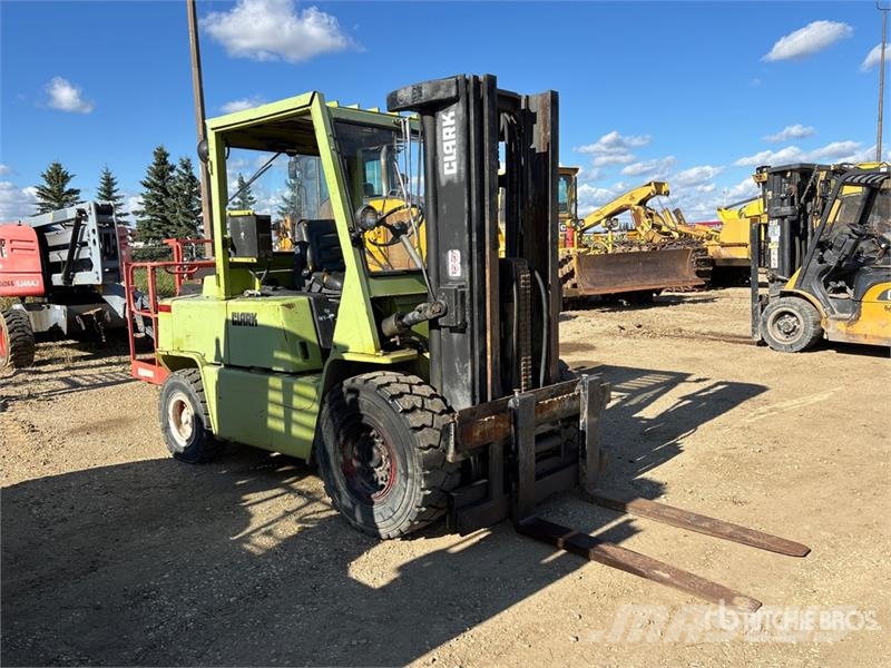 Clark C500 9100 lb Pneumatic Tire Forklift Gaffeltrucker - Annet