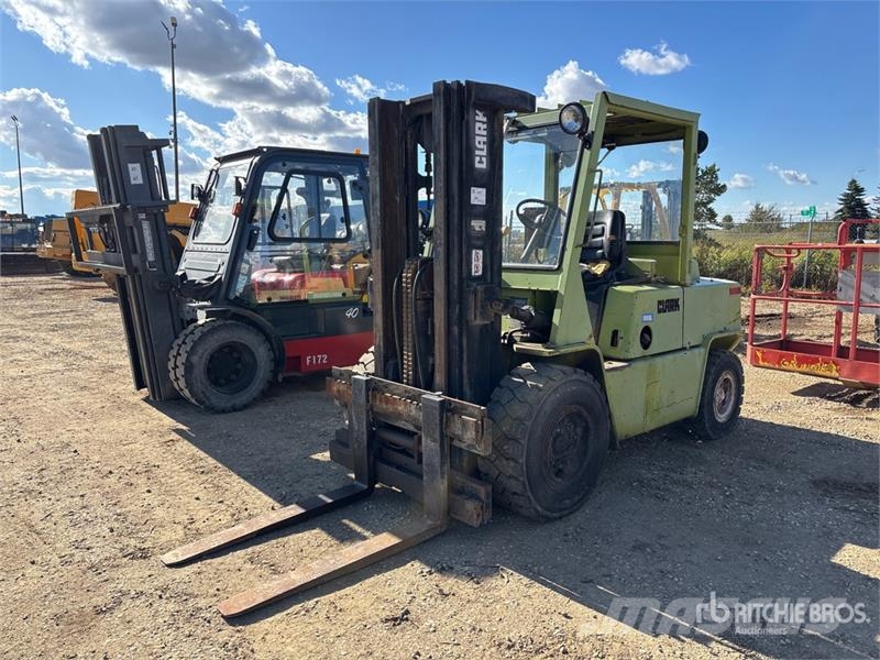 Clark C500 9100 lb Pneumatic Tire Forklift Gaffeltrucker - Annet