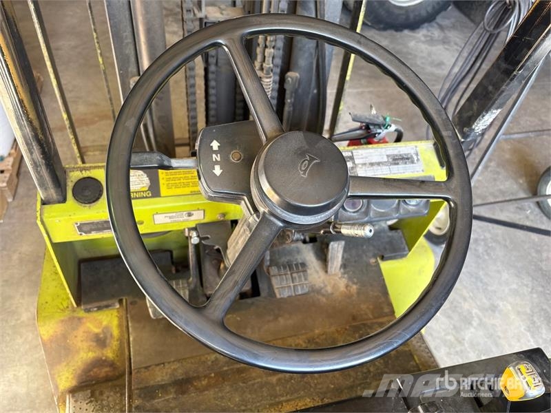 Clark GPX20E 3325 lb Pneumatic Tire Forklift Інше