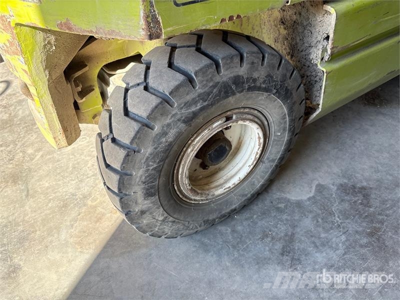 Clark GPX20E 3325 lb Pneumatic Tire Forklift Інше