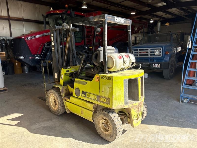 Clark GPX20E 3325 lb Pneumatic Tire Forklift Інше