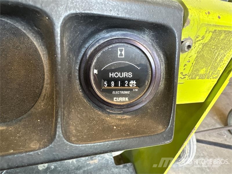 Clark GPX20E 3325 lb Pneumatic Tire Forklift Інше