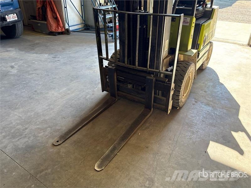 Clark GPX20E 3325 lb Pneumatic Tire Forklift Інше
