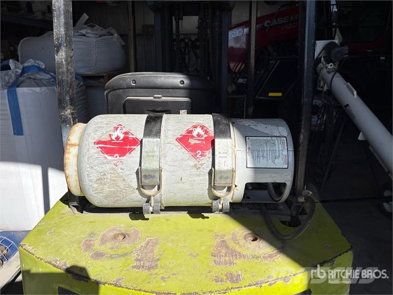 Clark GPX20E 3325 lb Pneumatic Tire Forklift Інше