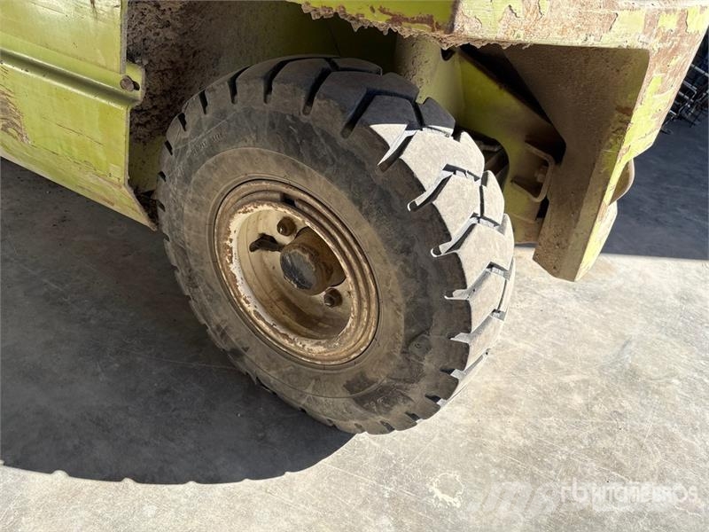 Clark GPX20E 3325 lb Pneumatic Tire Forklift Інше