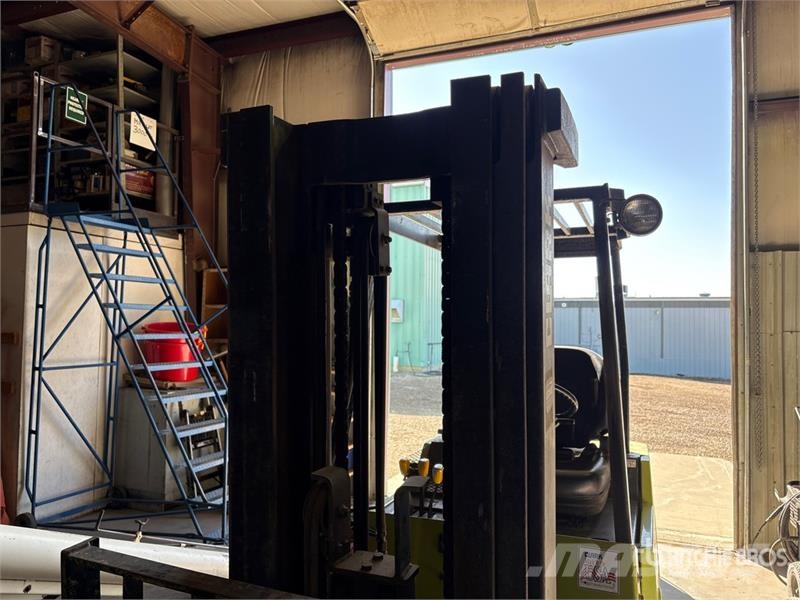 Clark GPX20E 3325 lb Pneumatic Tire Forklift Інше