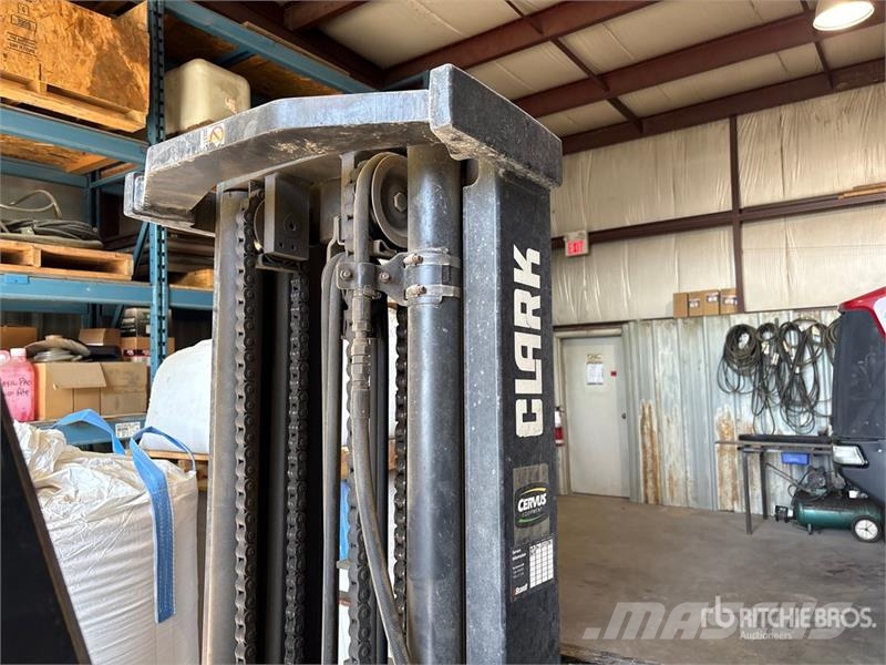 Clark GPX20E 3325 lb Pneumatic Tire Forklift Інше