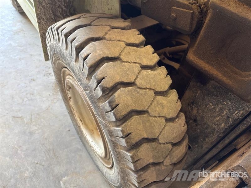 Clark GPX20E 3325 lb Pneumatic Tire Forklift Інше