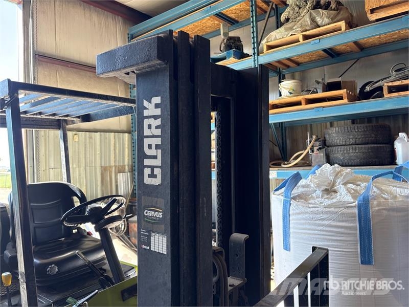 Clark GPX20E 3325 lb Pneumatic Tire Forklift Інше