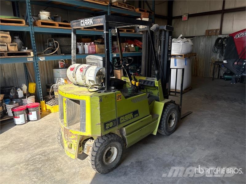 Clark GPX20E 3325 lb Pneumatic Tire Forklift Інше