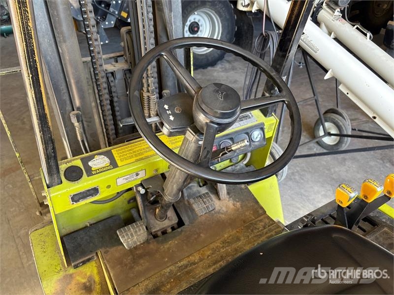Clark GPX20E 3325 lb Pneumatic Tire Forklift Інше