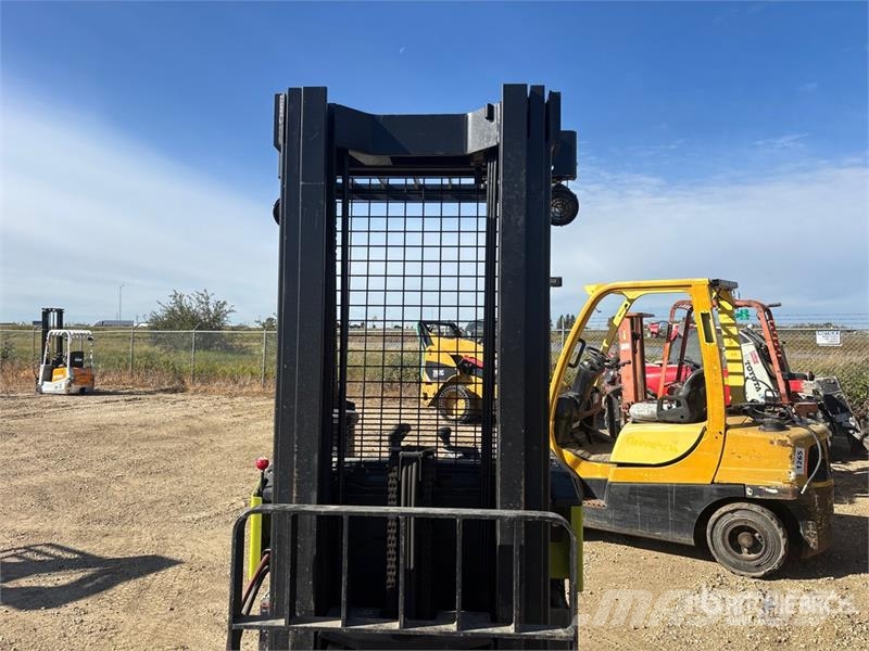 Clark NPR20 4000 lb Reach Truck (Inoperable) Carretillas retráctiles