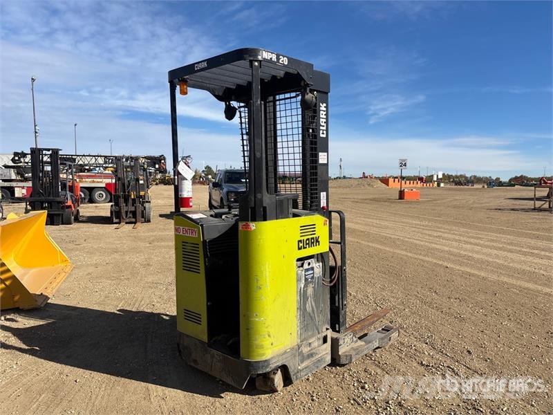 Clark NPR20 4000 lb Reach Truck (Inoperable) Carretillas retráctiles