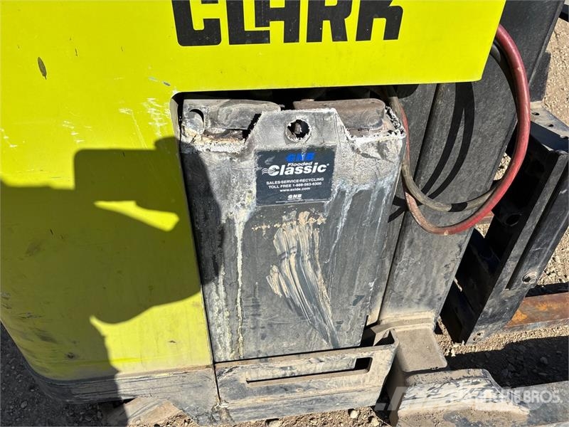 Clark NPR20 4000 lb Reach Truck (Inoperable) Carretillas retráctiles