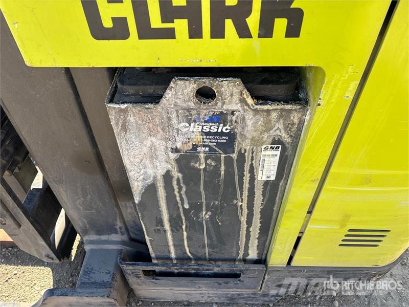 Clark NPR20 4000 lb Reach Truck (Inoperable) Carretillas retráctiles