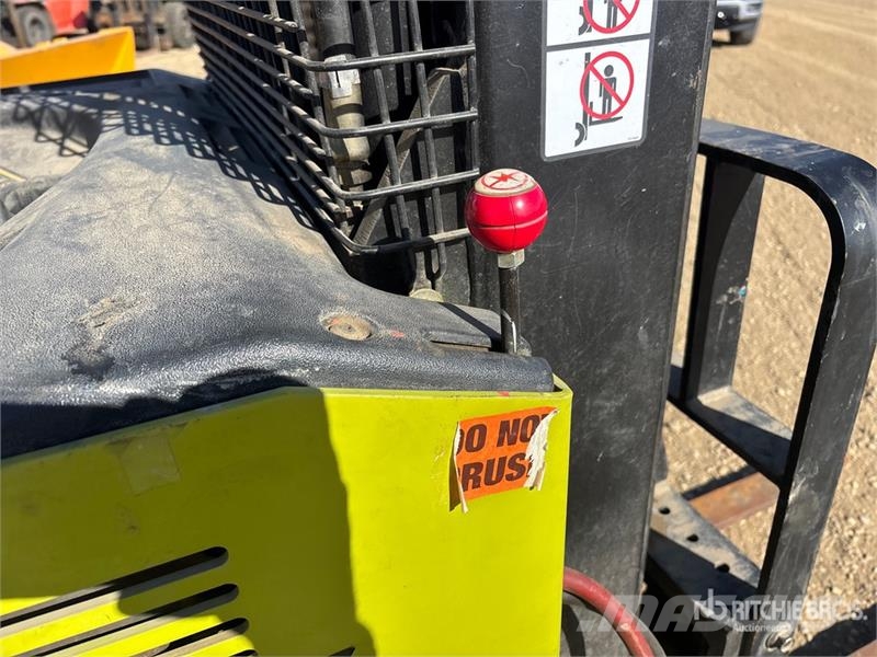 Clark NPR20 4000 lb Reach Truck (Inoperable) Carretillas retráctiles