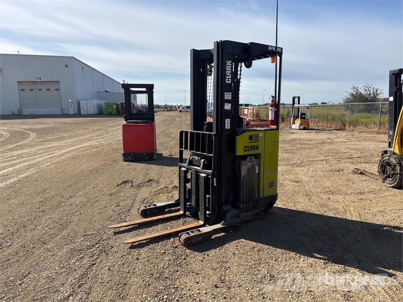 Clark NPR20 4000 lb Reach Truck (Inoperable) Carretillas retráctiles