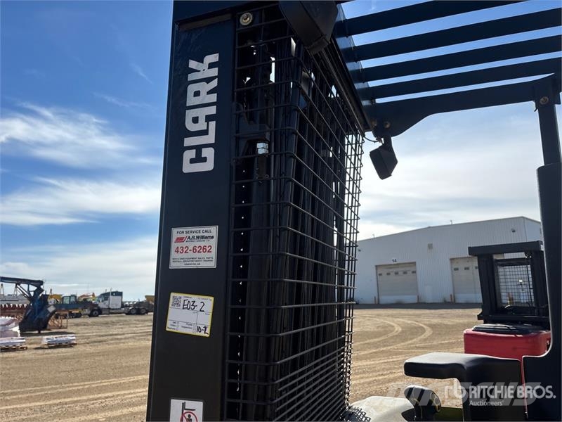 Clark NPR20 4000 lb Reach Truck (Inoperable) Carretillas retráctiles