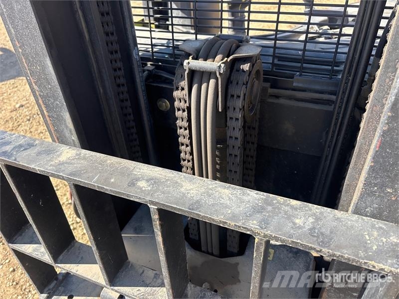 Clark NPR20 4000 lb Reach Truck (Inoperable) Carretillas retráctiles