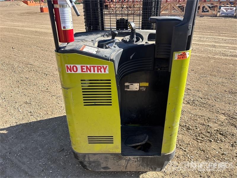 Clark NPR20 4000 lb Reach Truck (Inoperable) Carretillas retráctiles