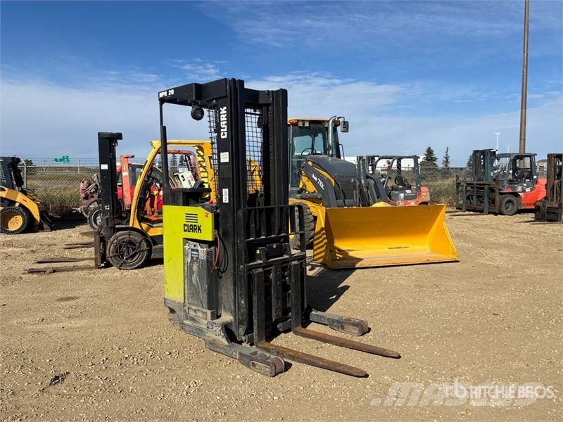 Clark NPR20 4000 lb Reach Truck (Inoperable) Carretillas retráctiles