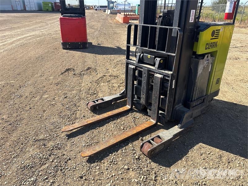 Clark NPR20 4000 lb Reach Truck (Inoperable) Carretillas retráctiles