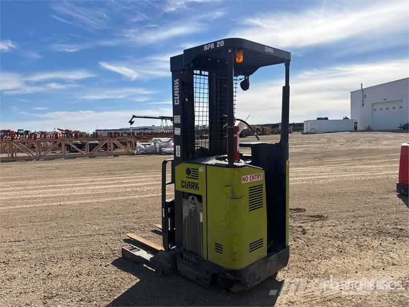 Clark NPR20 4000 lb Reach Truck (Inoperable) Carretillas retráctiles