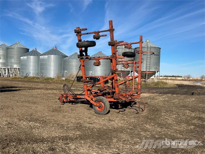  Co-op Implements 203 36 ft Chisel Plow المحراث الحفار