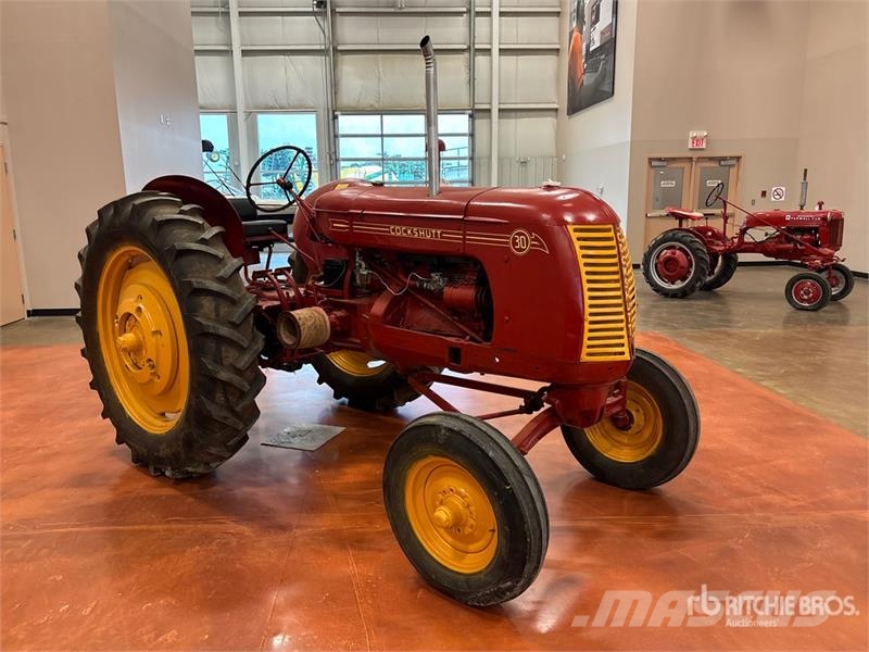 Cockshutt 30 2WD Wide Front Antique Tractor الجرارات