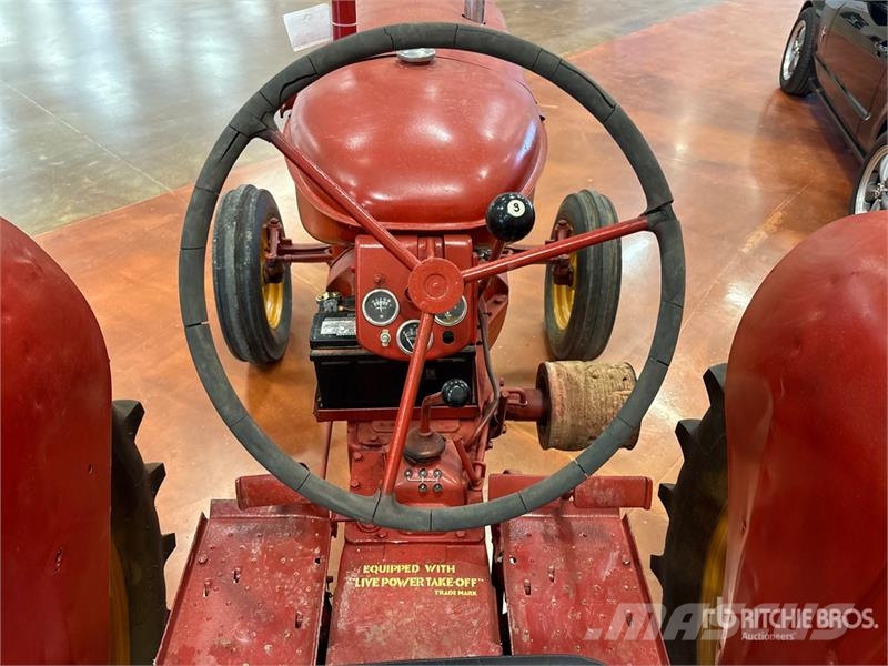 Cockshutt 30 2WD Wide Front Antique Tractor الجرارات