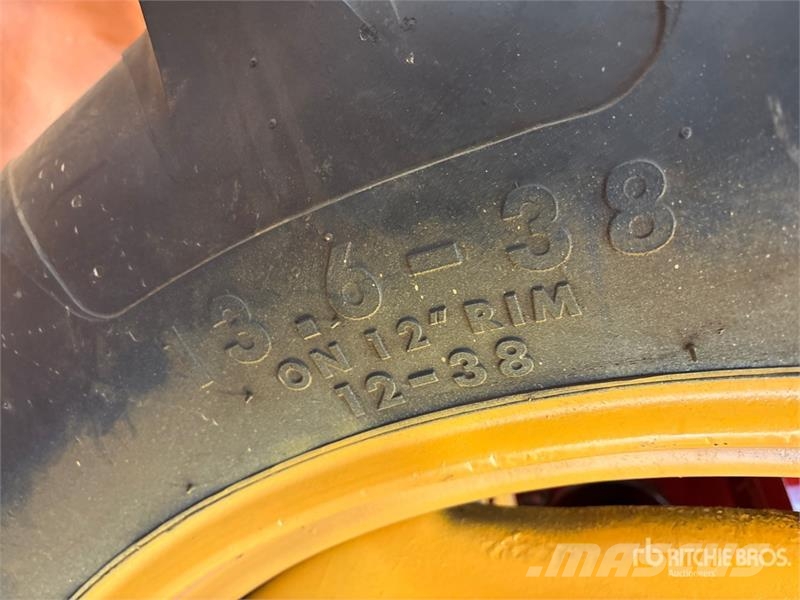 Cockshutt 30 2WD Wide Front Antique Tractor الجرارات