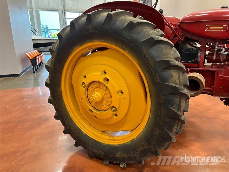 Cockshutt 30 2WD Wide Front Antique Tractor الجرارات