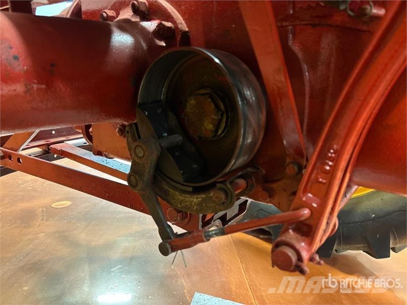 Cockshutt 30 2WD Wide Front Antique Tractor الجرارات