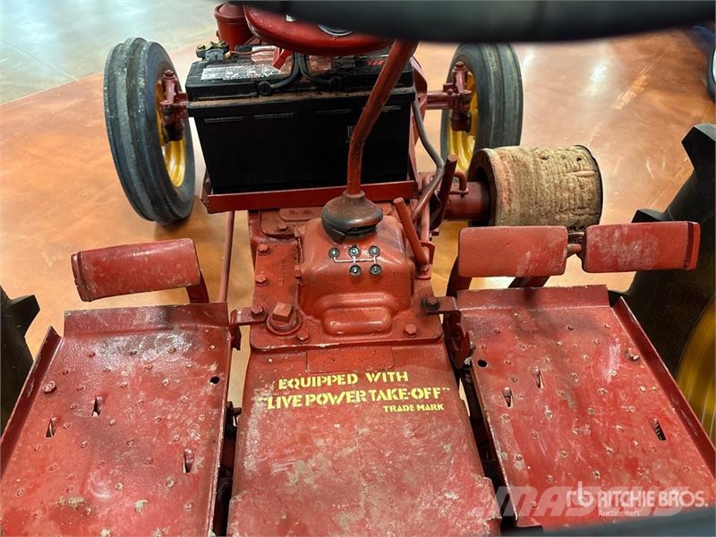Cockshutt 30 2WD Wide Front Antique Tractor الجرارات